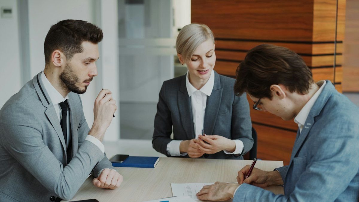 Reunião de negócios com assinatura de contrato
