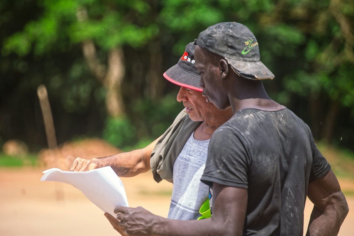 Produtores conferindo documento no campo